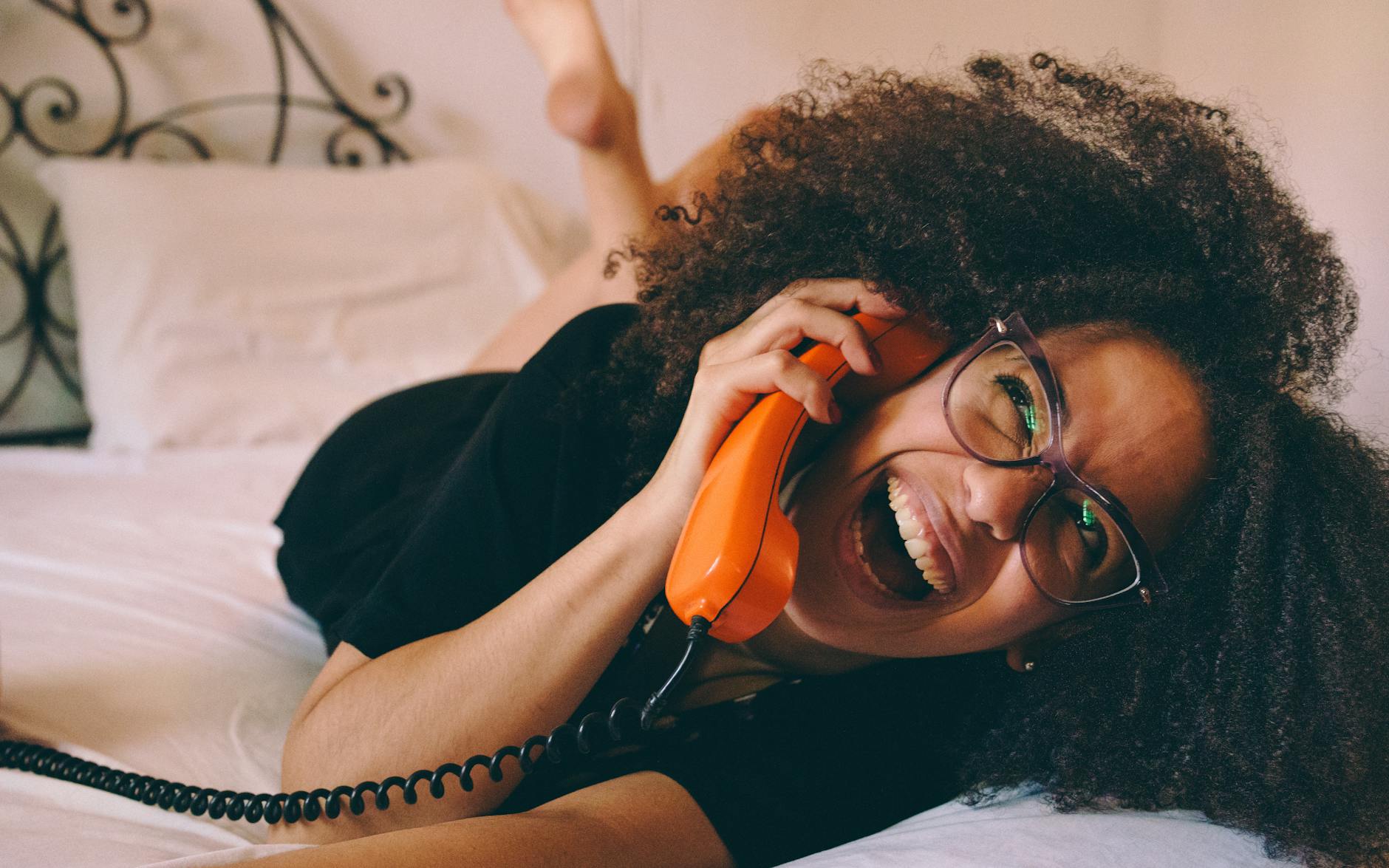 Building Real Connections: How Phone Chat Work Can Lead to Genuine Relationships and Higher Earnings